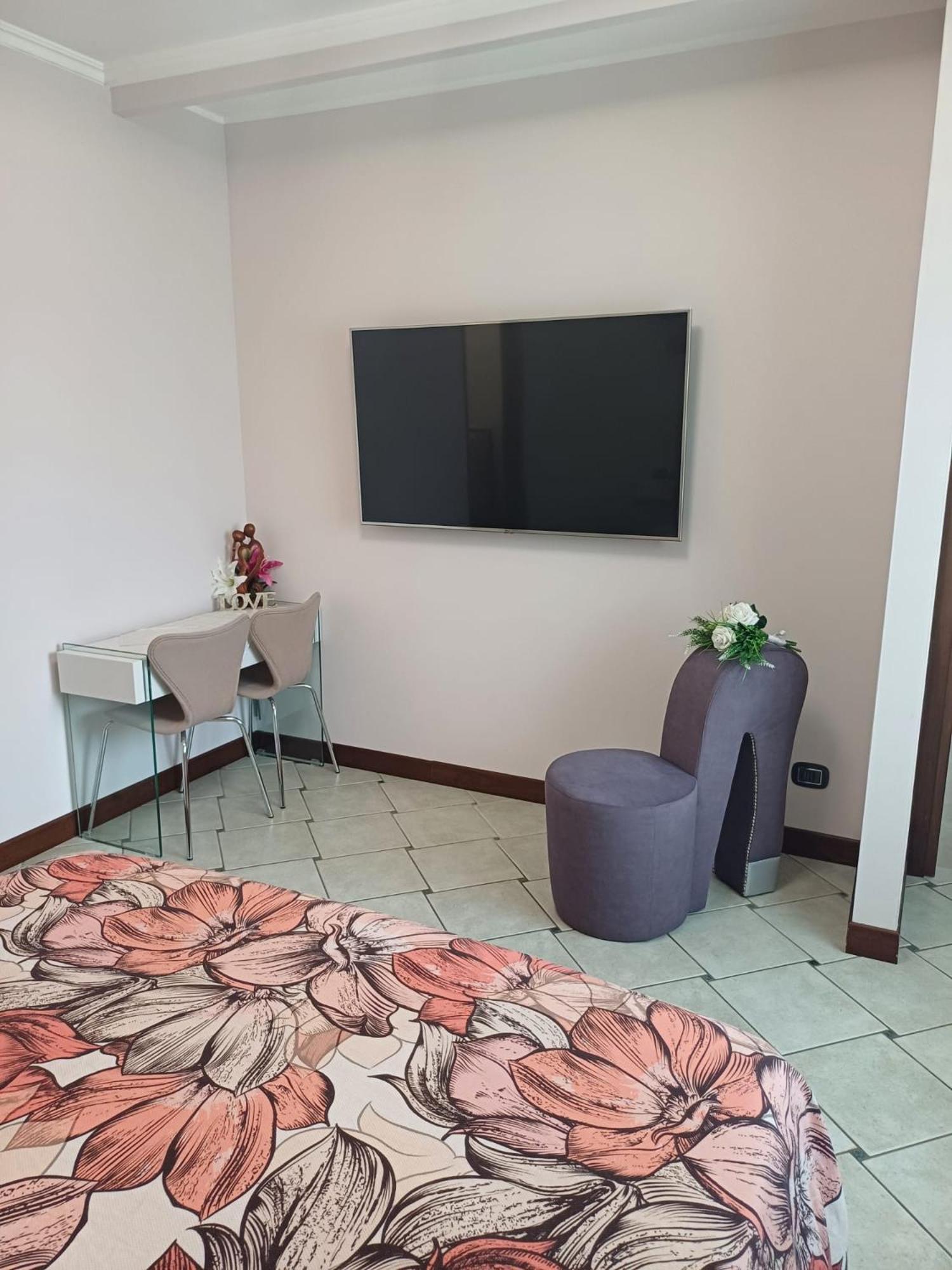 Отель Maryhouse - Ingresso Indipendente Venegono Superiore Экстерьер фото